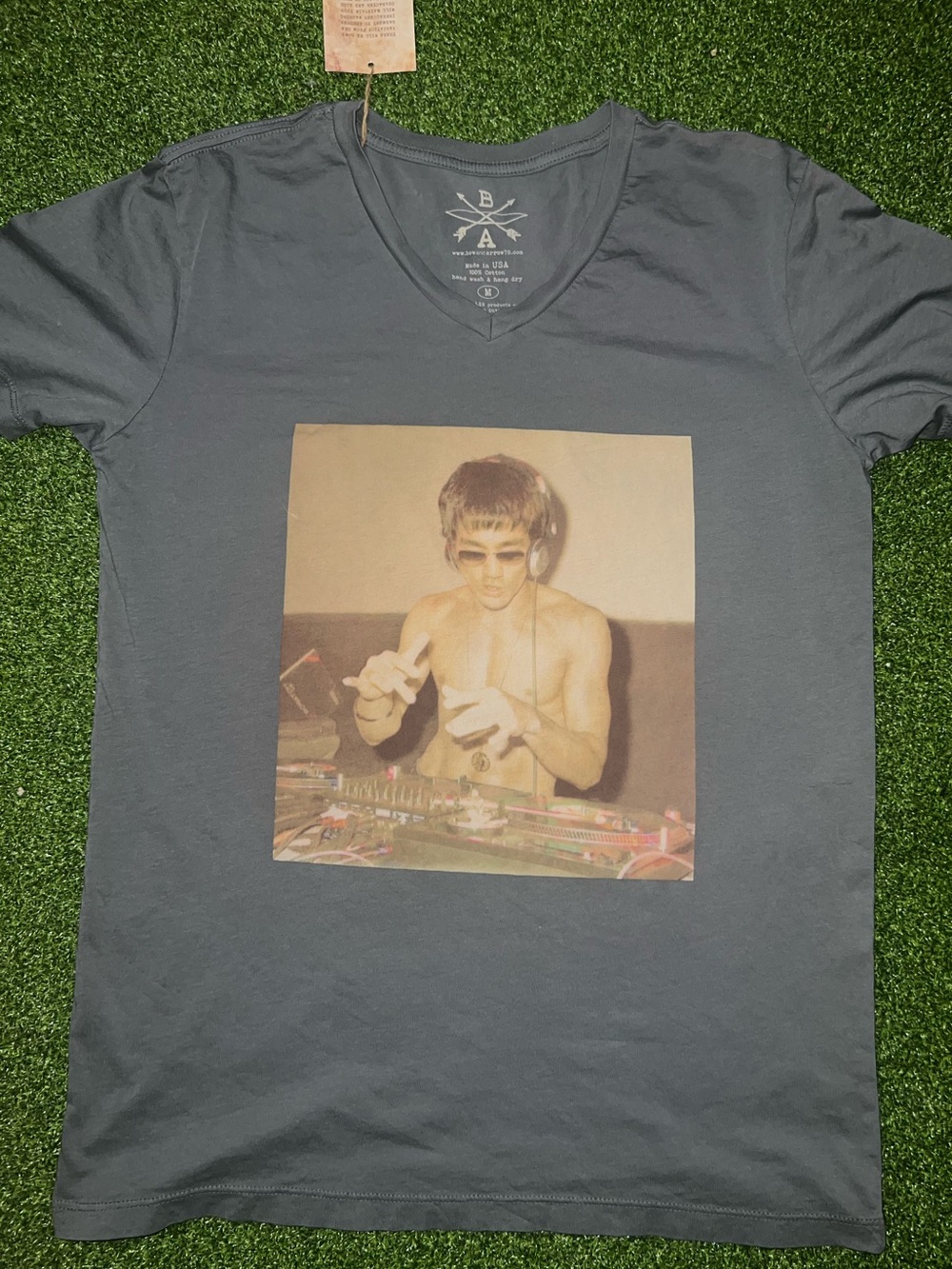 Bow & Arrow Bruce Lee DJ Graphic Tee Shirt V-Neck Gray Medium NWT 🎧